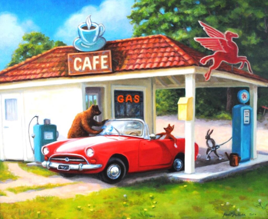 Kati Mikola: Café 2015. Una escena fantástica donde animales visitan una cafetería vintage: un oso limpia el parabrisas de un coche rojo, un zorro descansa dentro y un conejo reposta combustible.